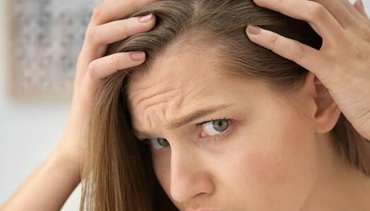 Ako starnú naše vlasy (a prečo to začína už vo vlasovej pokožke)